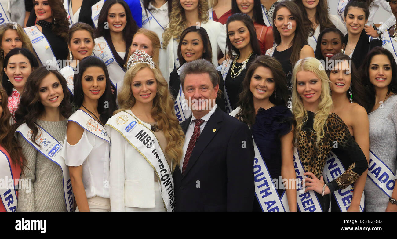 Magdeburg, Deutschland. 1. Dezember 2014. Der Bürgermeister von Magdeburg Lutz Truemper (C) und die amtierende Miss Continental, Ekaterina Plekhova aus Russland (3.f.L), posiert mit Festzug Teilnehmer auf dem Weihnachtsmarkt in Magdeburg, Deutschland, 1. Dezember 2014. 70 junge Frauen qualifizierten sich für das Weltfinale am 4. Dezember 2014 in der drittgrößte Schönheitswettbewerb. Foto: JENS WOLF/Dpa/Alamy Live News Stockfoto