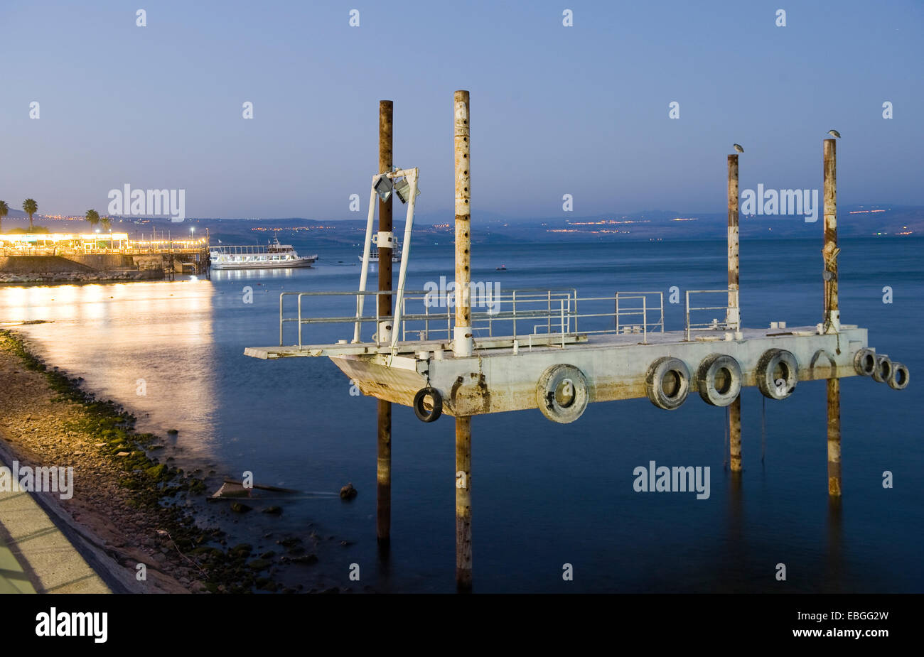 Anlegestelle direkt vor dem Hafen von Tiberias an der Küste des Sees von Galiläa Stockfoto