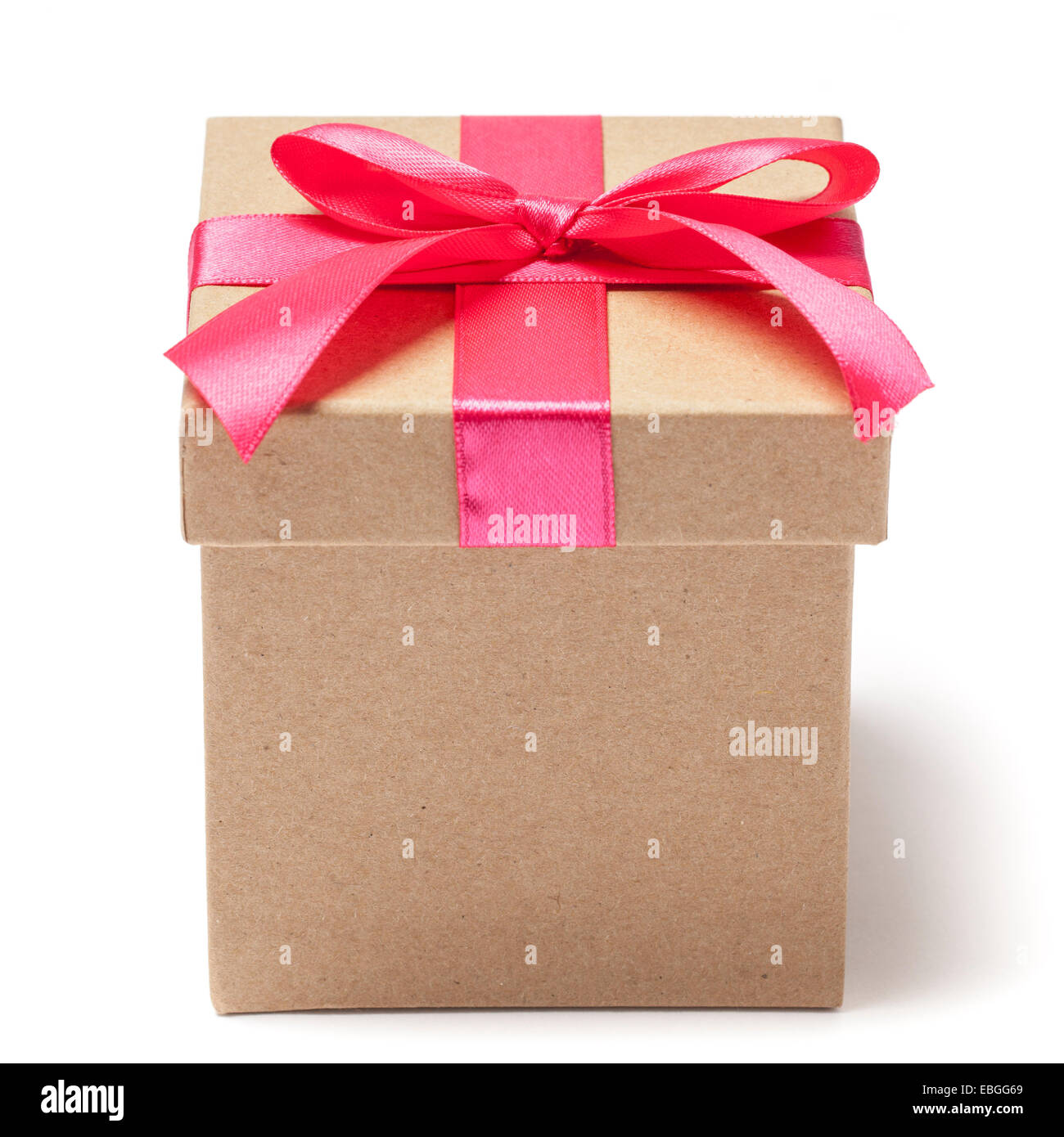 Geschenk-Karton mit rotem Band isoliert auf weiss Stockfoto