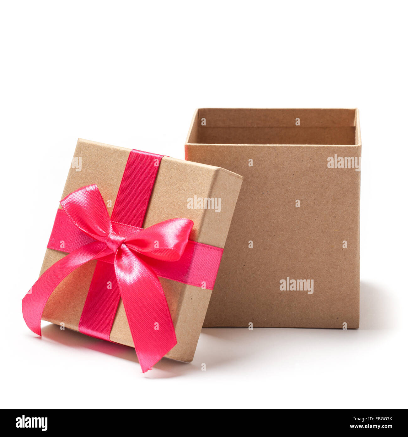 Offenen Karton Geschenk-Box mit roten Bändern isoliert auf weiss Stockfoto