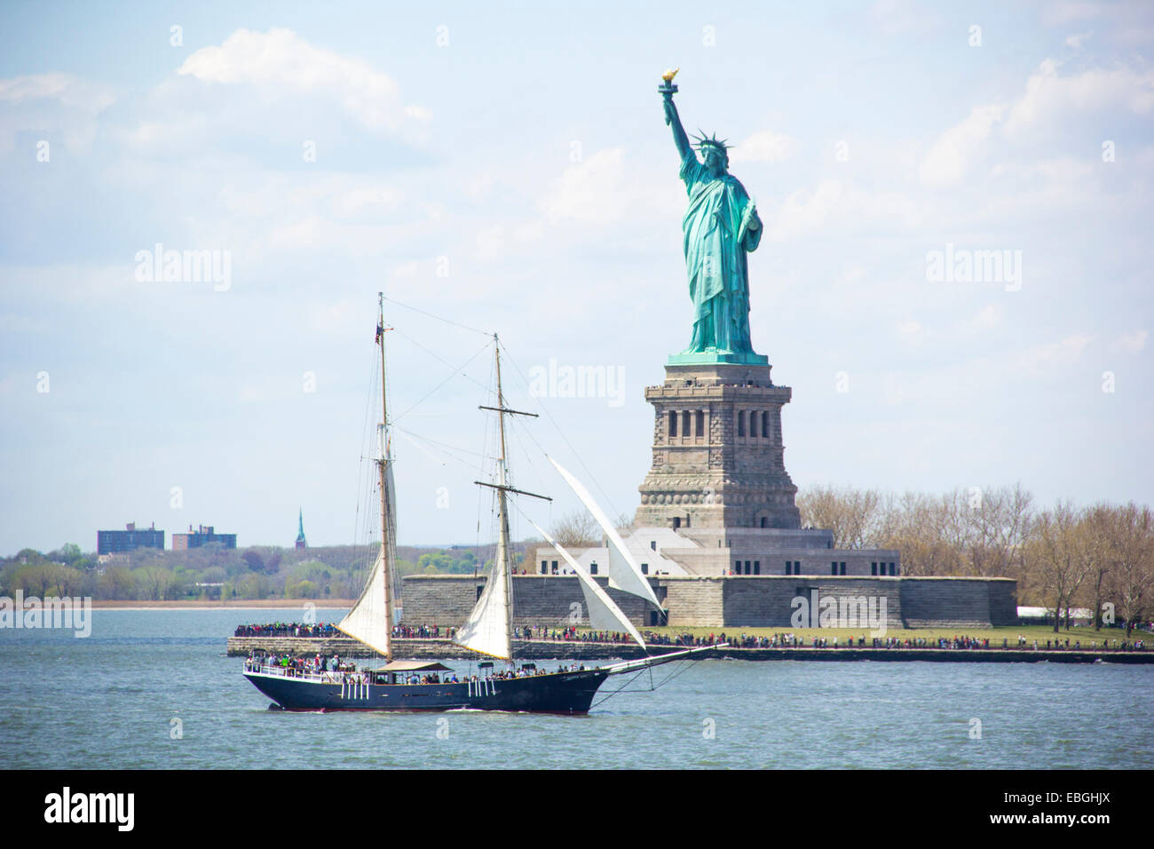 Ein Boot geht vor der Statue of Liberty, Liberty Island, New York City, Stockfoto