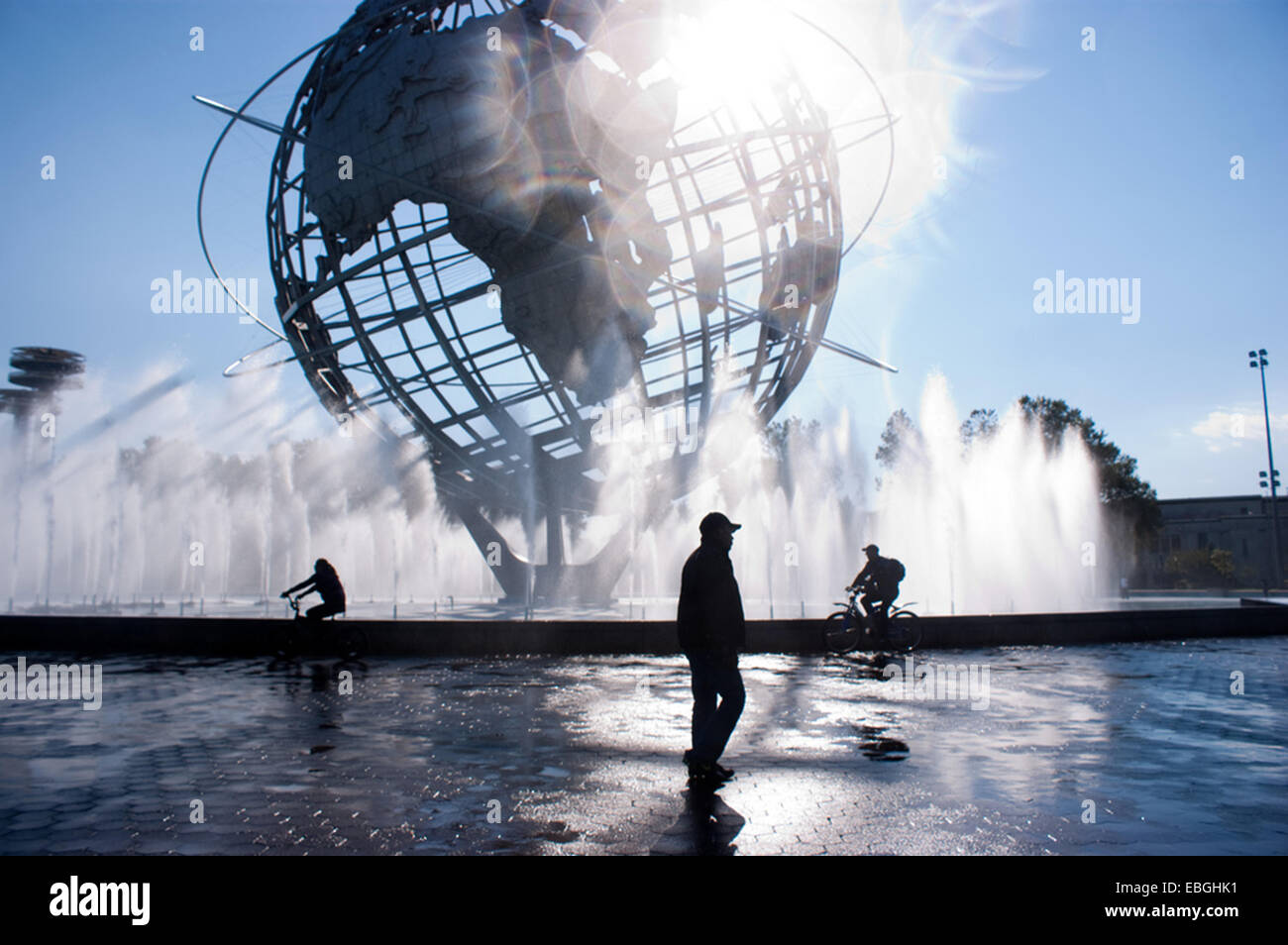 Menschen genießen Sie einen Tag in der Nähe der Unisphere im Flushing Meadows Park in Queens, New York, Stockfoto