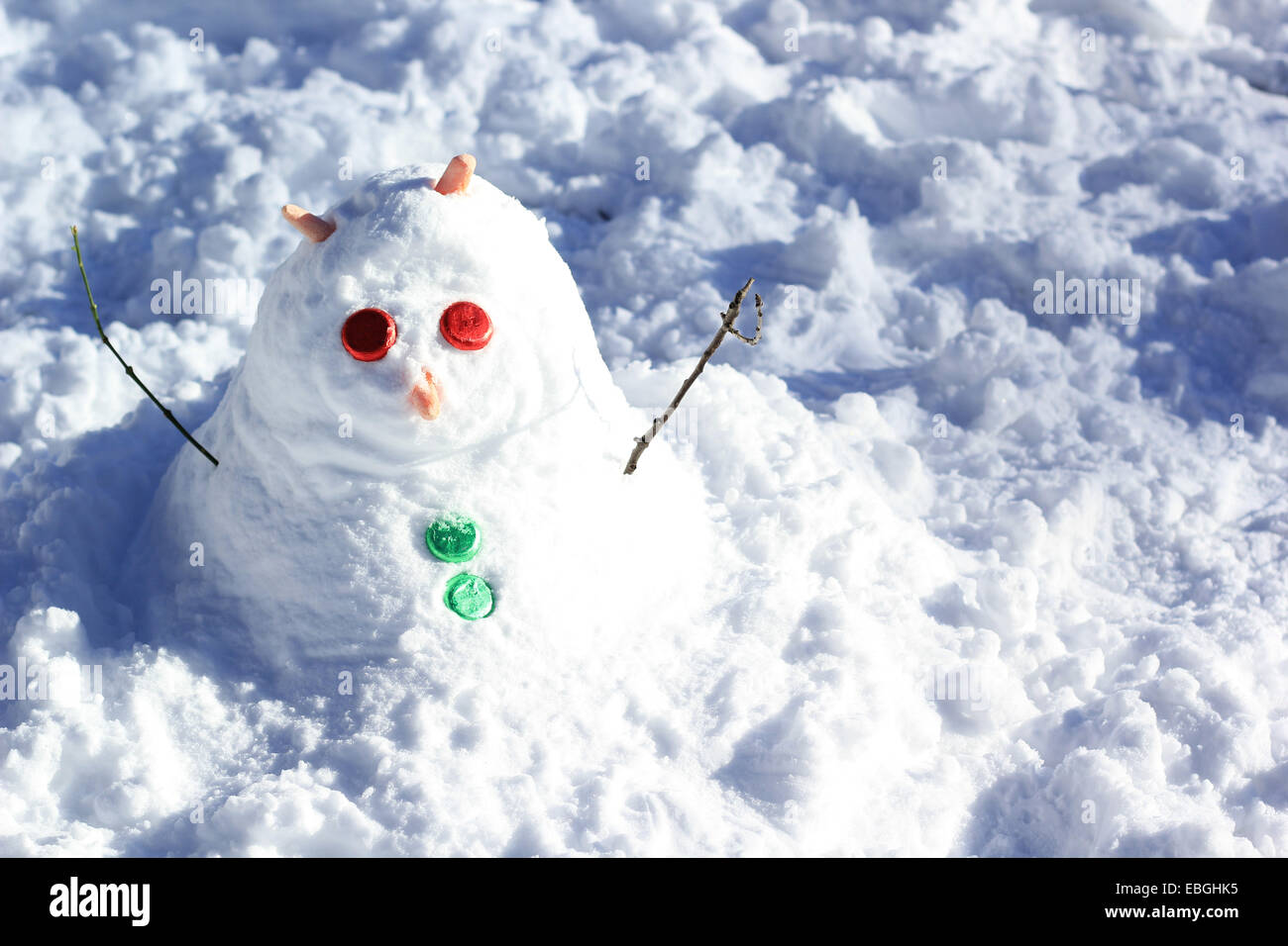 Niedliche kleine Schneemann gebaut nach einem Sturm. Stockfoto