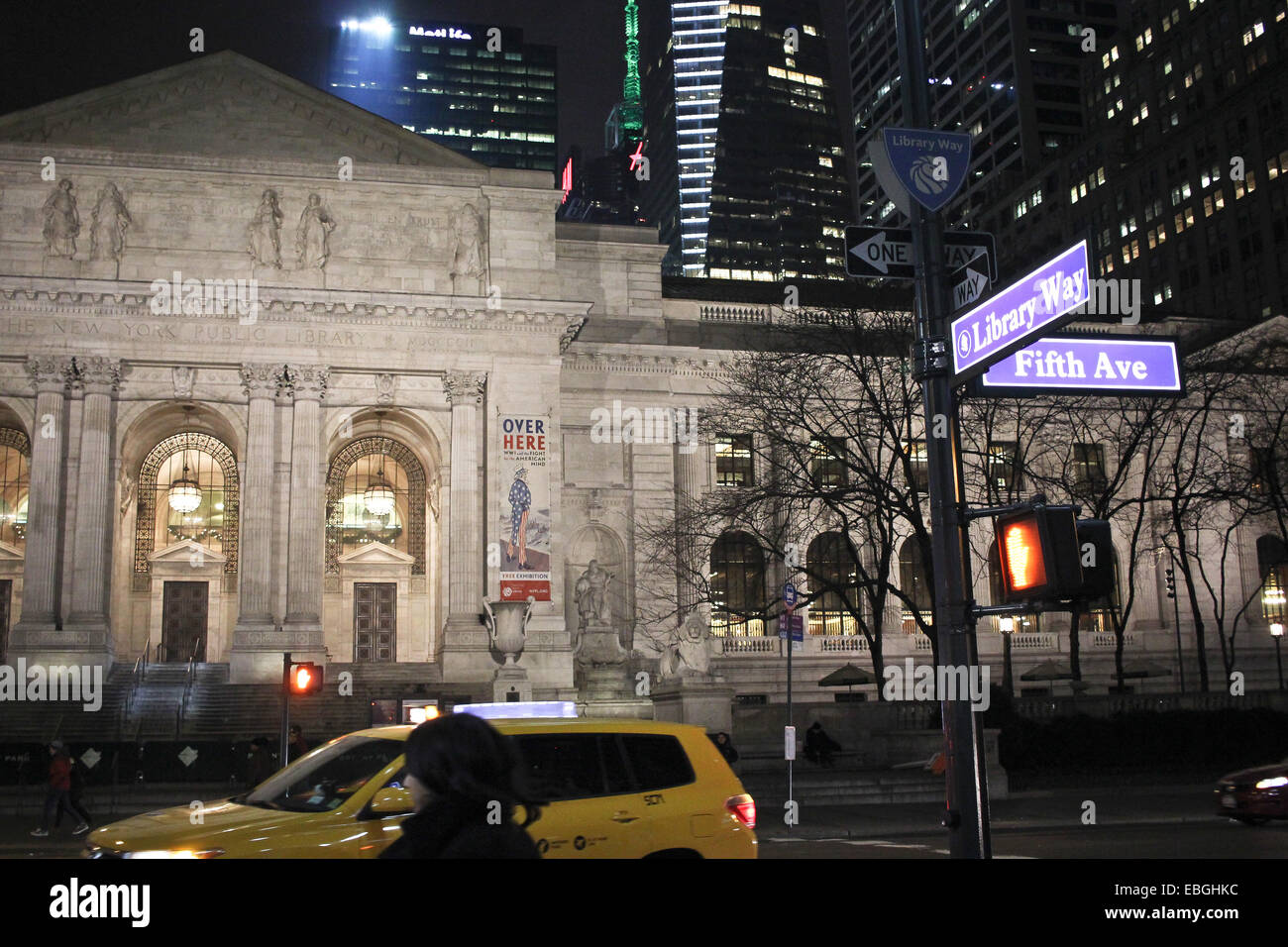 Eine Nachtansicht von der New York Public Library, auf Fifth Avenue in New York. Stockfoto