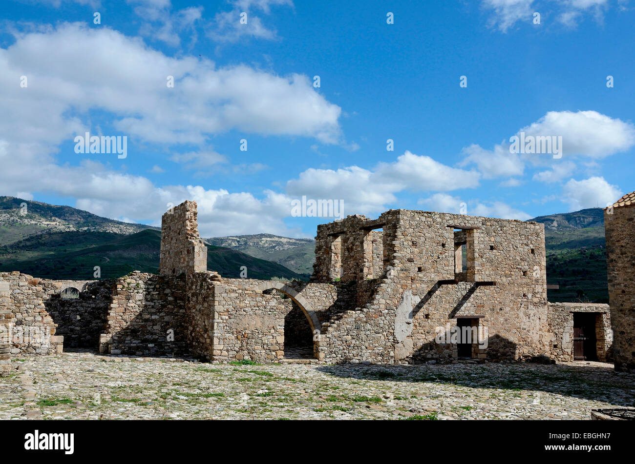 Die Nebengebäude des verlassenen Kloster Panagia Tou Sinti in der Xeros Vally-Zypern Stockfoto