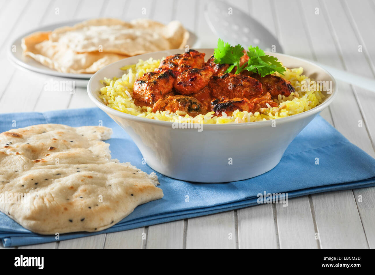 Chicken Tikka Masala mit Reis und Naan Brot. Stockfoto