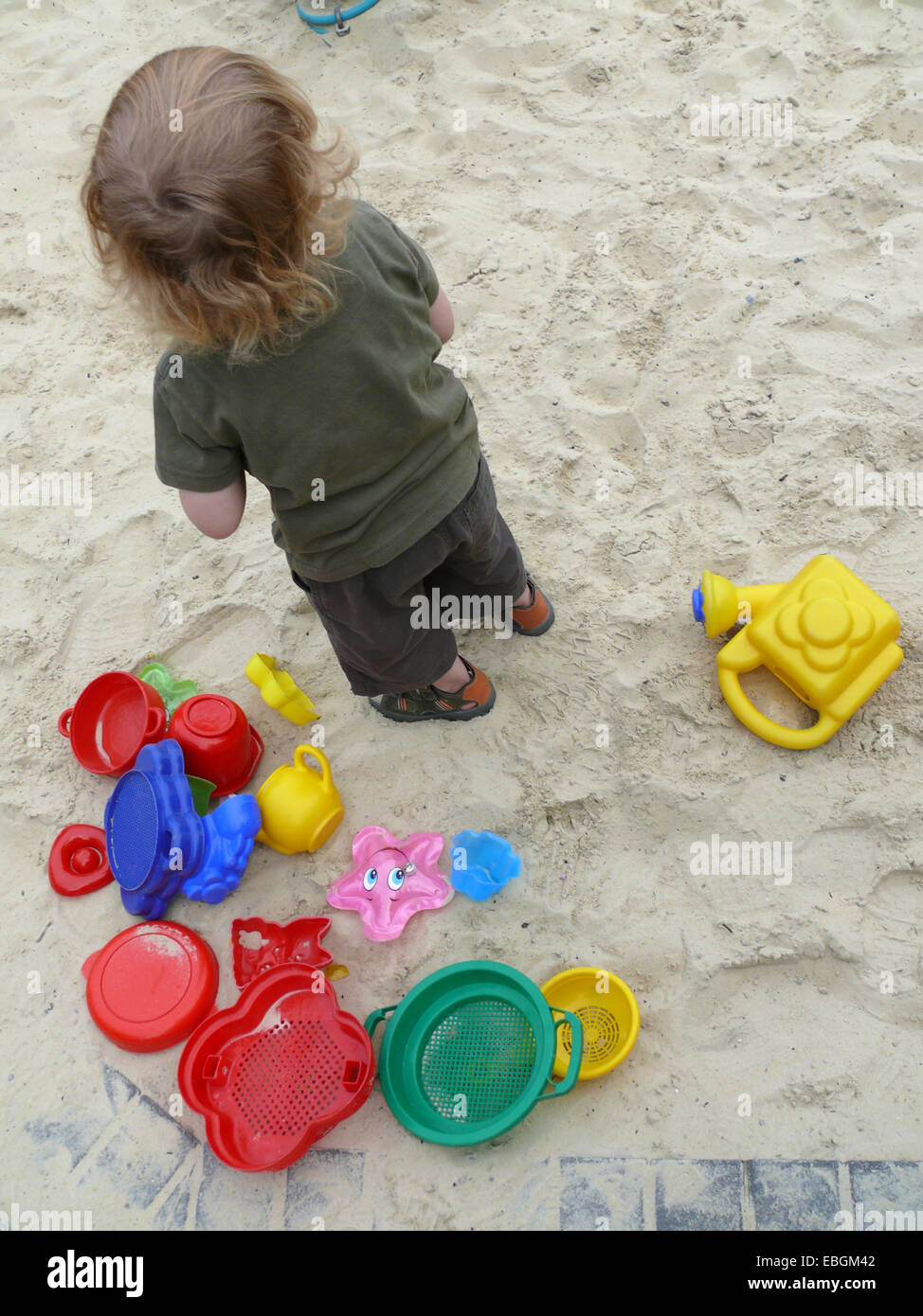 kleiner Junge auf dem Spielplatz mit Sandformen Stockfoto