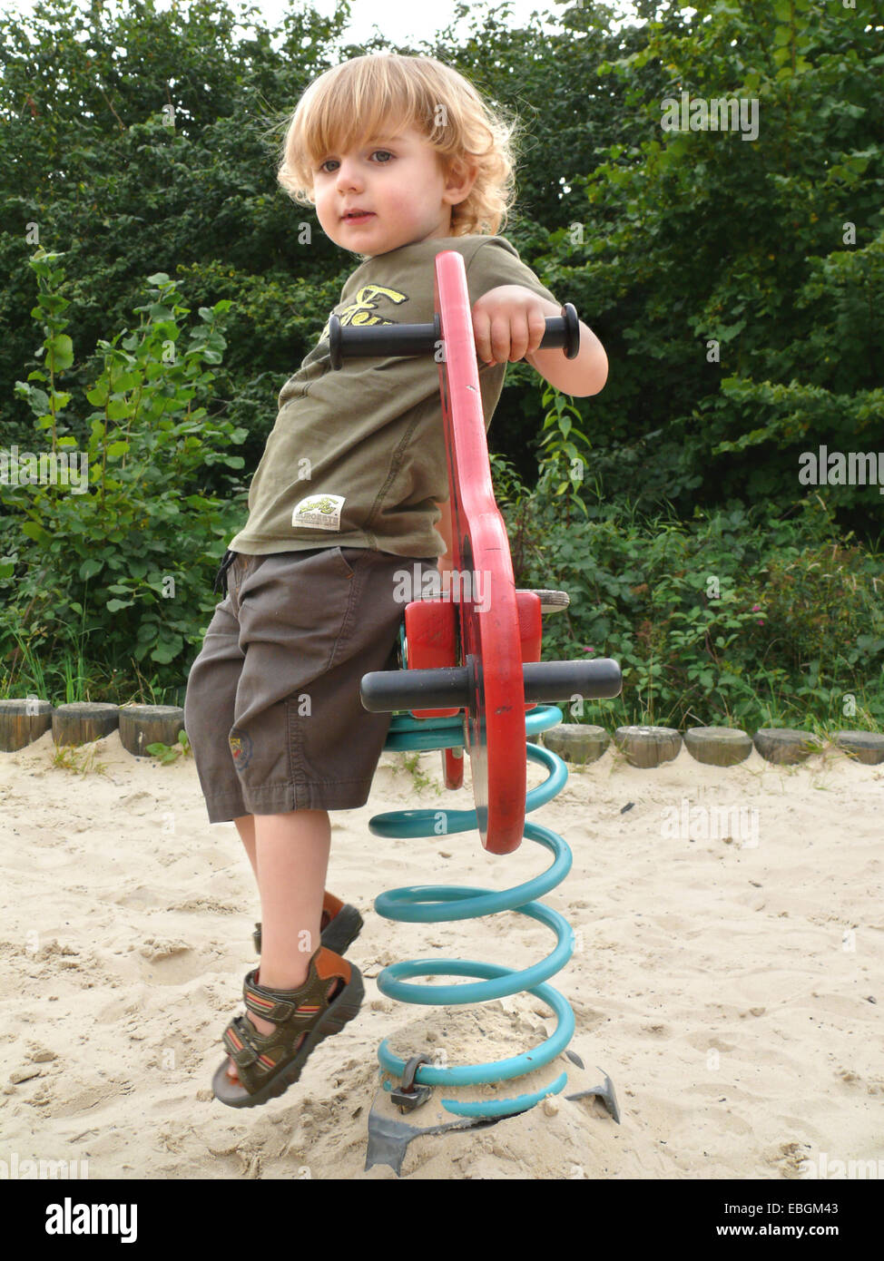kleiner Junge am Springer auf dem Spielplatz Stockfoto