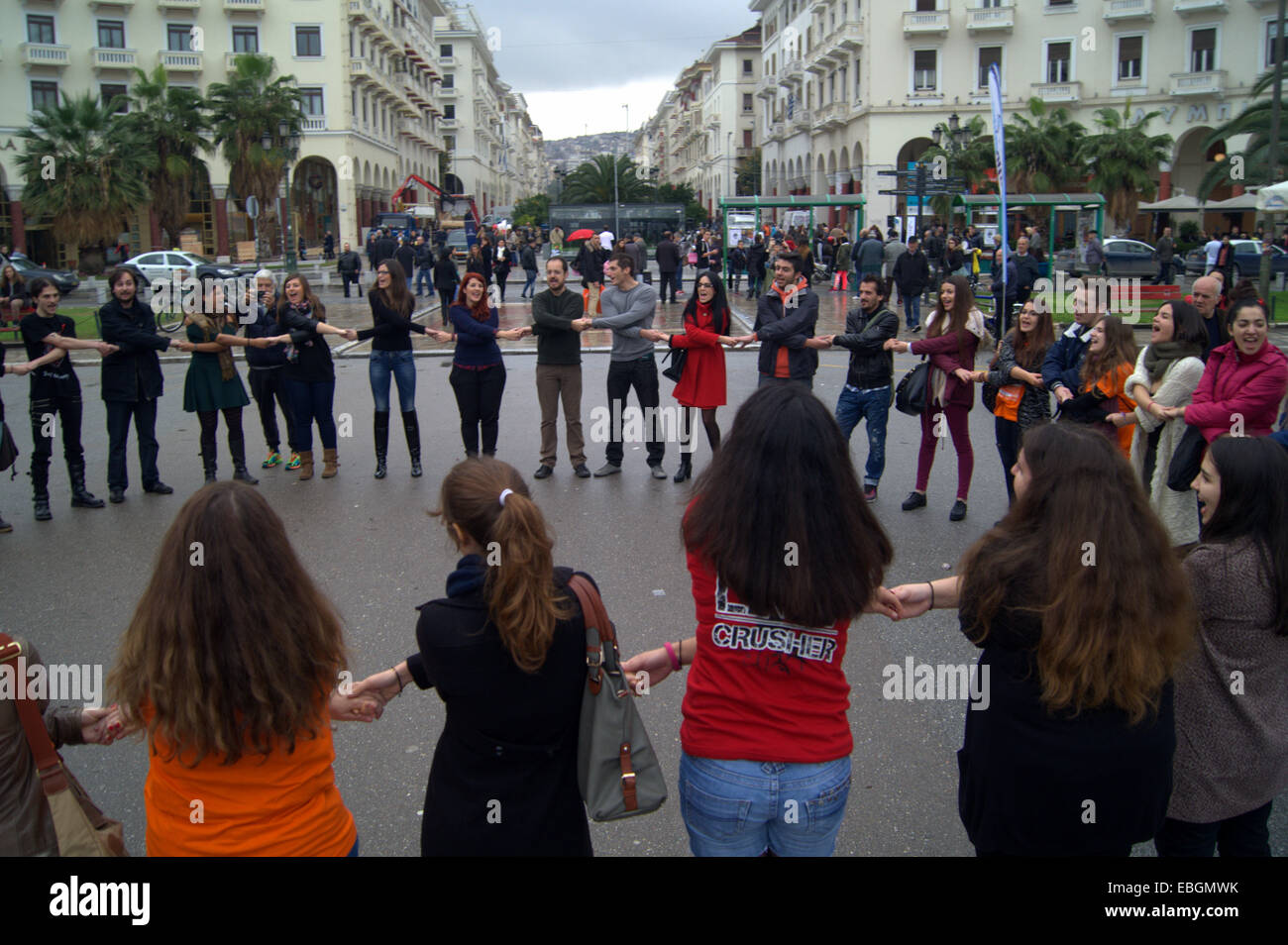 Thessaloniki, Griechenland 1. Dezember 2014. Freiwillige Helfer hält Hände um ihre Unterstützung für den Welt-AIDS-Tag zeigen. Griechen markiert den Welt-AIDS-Tag als die Zahl der HIV-Infektionen fiel in Griechenland im Jahr 2013 zum ersten Mal seit Beginn der Finanzkrise, Laut Jahresbericht bu Keelpno, Griechenland Zentrum für Krankheitskontrolle und Prävention veröffentlicht. Bildnachweis: Orhan Zolak / Alamy Live News Stockfoto