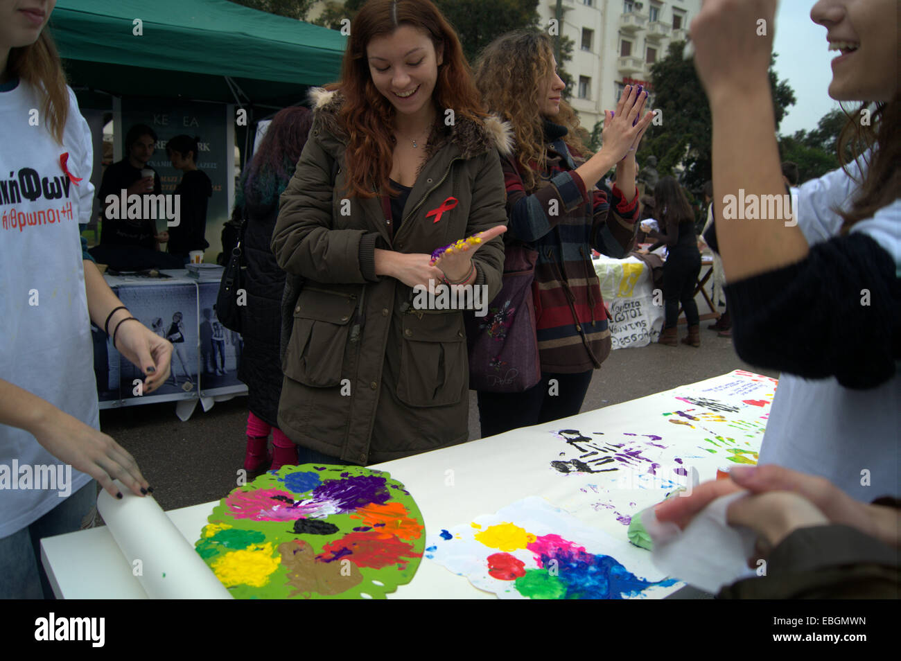 Thessaloniki, Griechenland 1. Dezember 2014.  Menschen malen Sie mit ihren Händen um ihre Unterstützung für den Welt-AIDS-Tag zeigen. Griechen markiert den Welt-AIDS-Tag als die Zahl der HIV-Infektionen fiel in Griechenland im Jahr 2013 zum ersten Mal seit Beginn der Finanzkrise, laut dem Jahresbericht bu Keelpno, Griechenland Zentrum für Krankheitskontrolle und Prävention veröffentlicht. Bildnachweis: Orhan Zolak / Alamy Live News Stockfoto