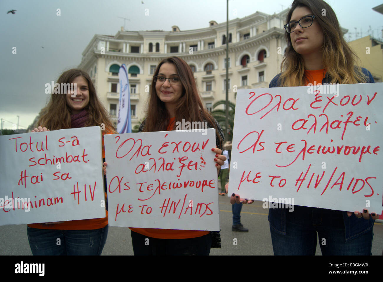 Thessaloniki, Griechenland 1. Dezember 2014. Freiwillige Helfer hält Plakate in verschiedenen Sprachen zu unterstützen auf dem Welt-AIDS-Tag. Griechen markiert den Welt-AIDS-Tag als die Zahl der HIV-Infektionen fiel in Griechenland im Jahr 2013 zum ersten Mal seit Beginn der Finanzkrise, laut dem Jahresbericht bu Keelpno, Griechenland Zentrum für Krankheitskontrolle und Prävention veröffentlicht. Bildnachweis: Orhan Zolak / Alamy Live News Stockfoto