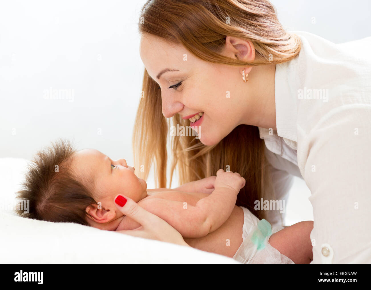 Glückliche Mutter neugeborenes Baby betrachten Stockfoto