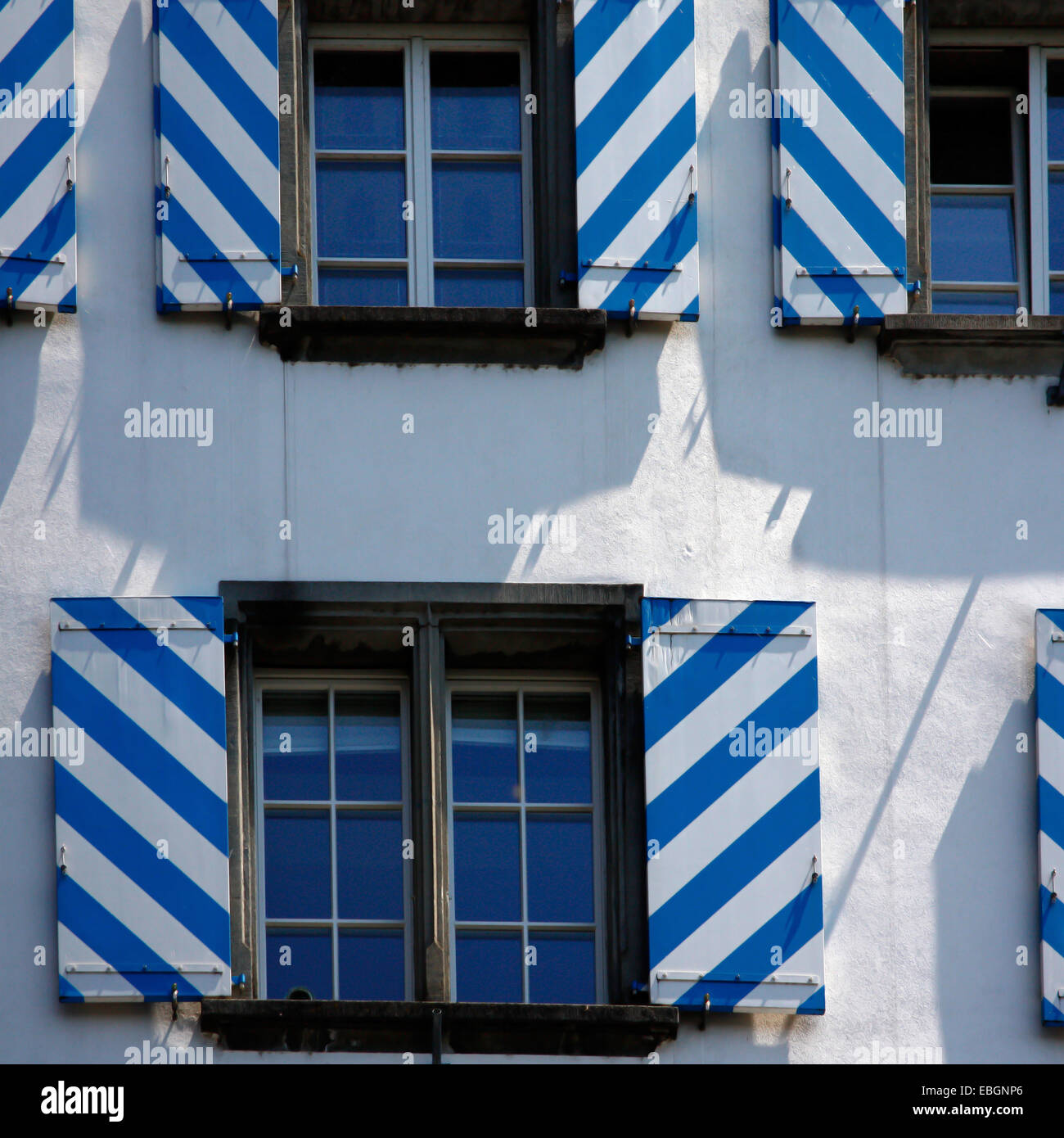 Malerische Fragment einer Fassade. Gestreiften Fensterläden Stockfoto Malerische Fragment einer Fassade. Gestreiften Fensterläden Stockfoto