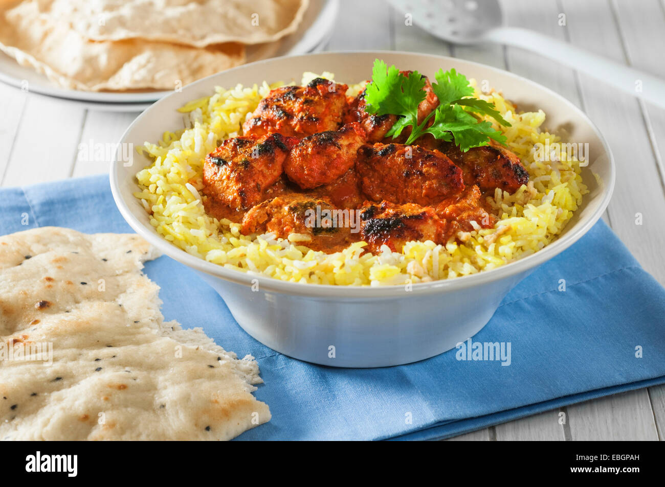 Chicken Tikka Masala mit Reis und Naan Brot. Stockfoto