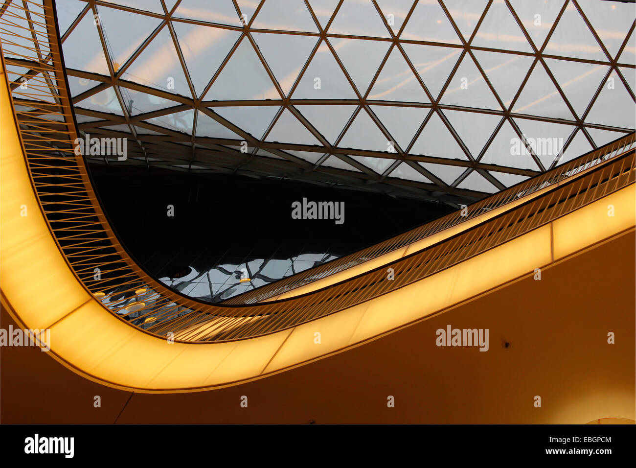 Hintergrund der abstrakten High-Tech-Architektur mit transparenten Dach Stockfoto