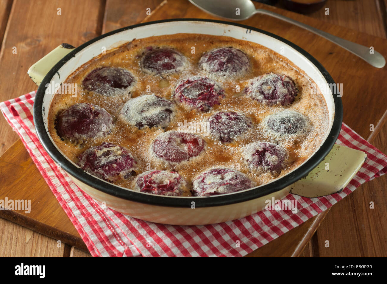 Pflaumen Clafoutis. Clafoutis Aux prunes. Französische Obst dessert Stockfoto