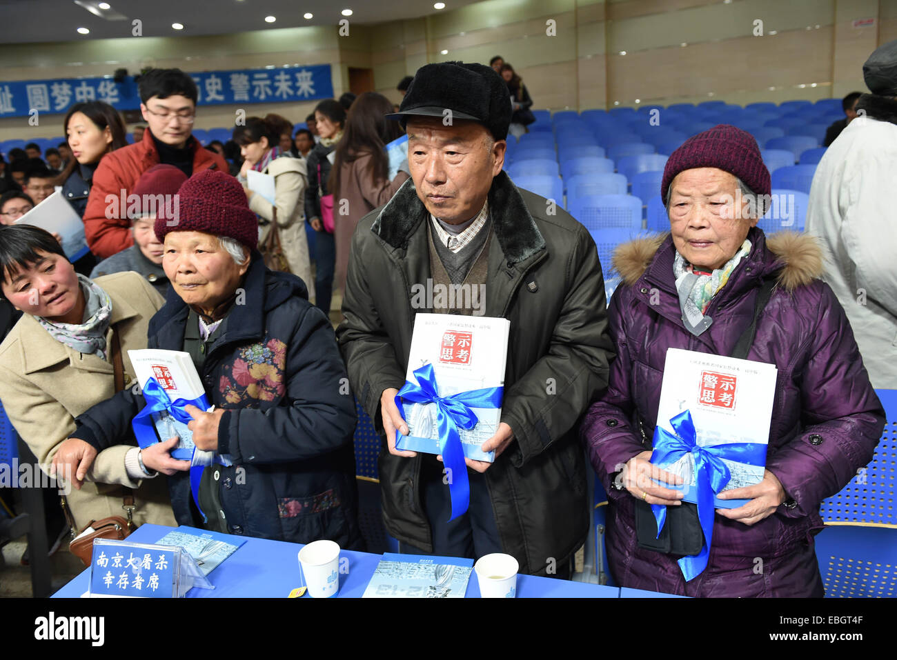 (141201)--, 1. Dezember 2014 (Xinhua)--das Nanjing Massaker von NANJING Überlebenden Lehrbücher über das Massaker veröffentlicht für Studierende in der Senior High School in Nanjing, der Hauptstadt der ostchinesischen Provinz Jiangsu, 1. Dezember 2014 erhalten. Das Lehrbuch namens "Warnung und denken" wird offiziell am Montag hier ausgestellt. Neben die Grundschule Ausgabe, genannt "Speicher von Blut und Feuer und der junior Middle School Edition,"Historische Wahrheit,"erschienen. Im Februar dieses Jahres bezeichnete Chinas oberste Gesetzgeber 13 Dez als nationalen Gedenktag für Nanjing-Massaker-Opfer zu beklagen die N Stockfoto