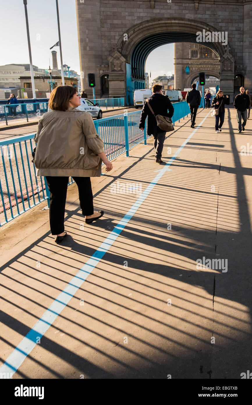 Menschen, die Tower Bridge in der Herbst-Sonne - London crossing Stockfoto