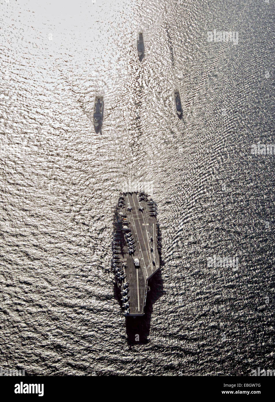 U.S. Navy nuklearen Flugzeugträger USS Carl Vinson segelt in Formation mit der Royal Navy Daring-Klasse Luft Verteidigung Zerstörer HMS Defender, geführte Flugkörper Kreuzer USS Bunker Hill und die französische Marine Nationale Anti-Fregatte FS Jean Bart während der Operationen 9. November 2014 in das Arabische Meer. Die Gruppe ist für Betrieb innewohnende lösen markante Ziele im Irak und in Syrien eingesetzt. Stockfoto