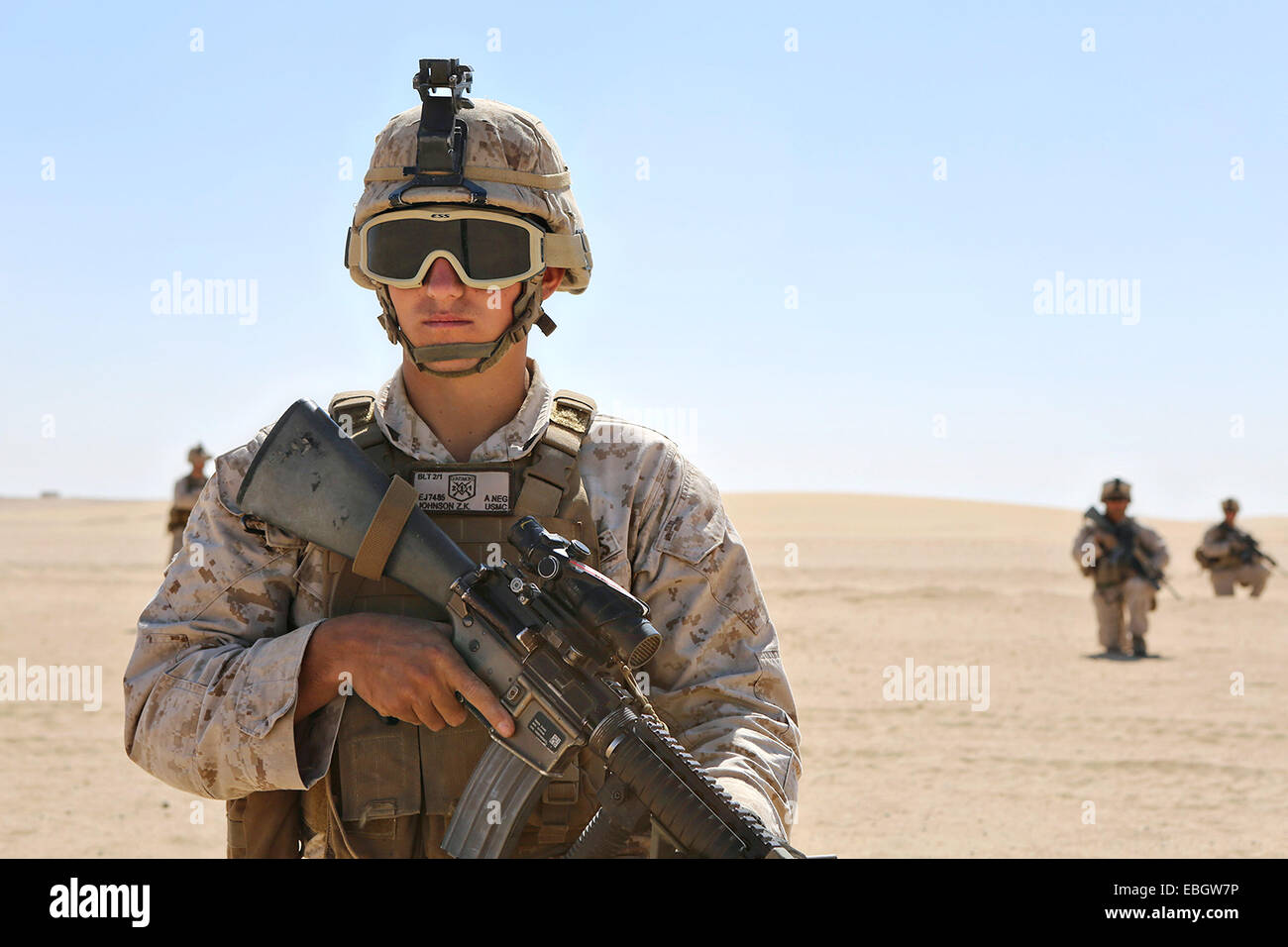 US-Marines mit 1. Marines, 11. Marine Expeditionary Unit während live-Heißausbildung in der Wüste 21. Oktober 2014 in Jordanien. Die 11. MEU mit Makin amphibische bereit Inselgruppe bereitgestellt wird, als ein Theater-Reserve und Krise-Reaktionskräfte US Central Command und den USA 5. Flotte Aufgabengebiet. Stockfoto