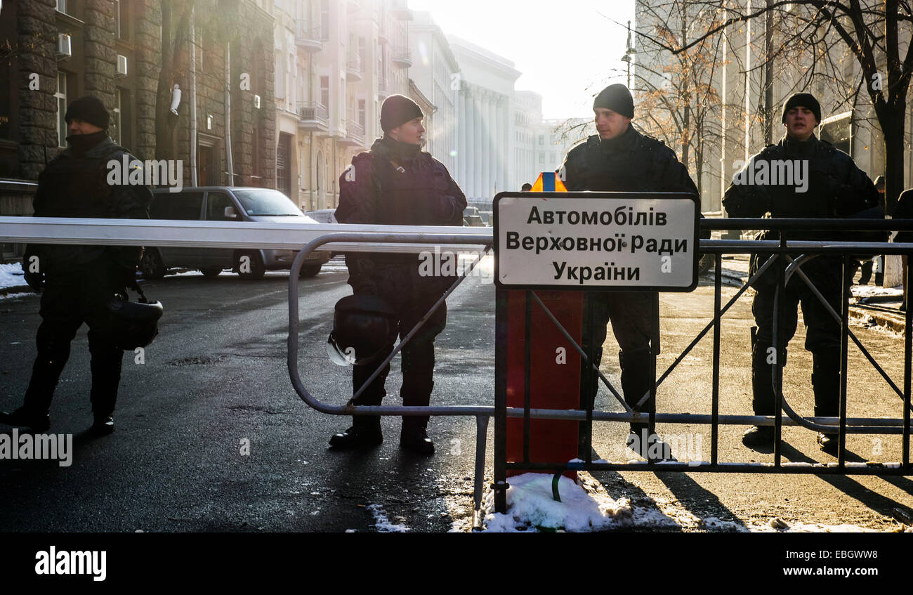 Kiew, Ukraine. 1. Dezember 2014. Amnesty International Aktivisten 1. Dezember 2014 in Kiew, Ukraine, eine öffentliche Kundgebung am Jahrestag der Ereignisse auf der Straße Bankova mit der Forderung nach richtig untersuchen Menschenrechtsverletzungen während der Euromajdan. Teilnehmer der Rallye rekonstruiert die Ereignisse des letzten Jahres, als Dutzende von friedlichen Demonstranten und Verwundeten wurden geschlagen und von den "Berkut" bei den Zusammenstößen zwischen Demonstranten und Polizisten festgenommen. Bildnachweis: Igor Golovnov/Alamy Live-Nachrichten Stockfoto