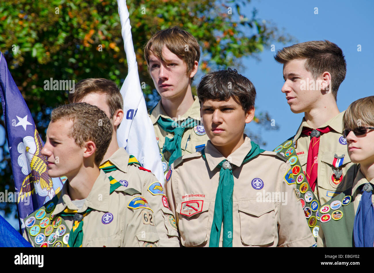 Boy Scouts of America stehen stramm während einer Rede zu Ehren der Veteranen des zweiten Weltkrieges. Stockfoto