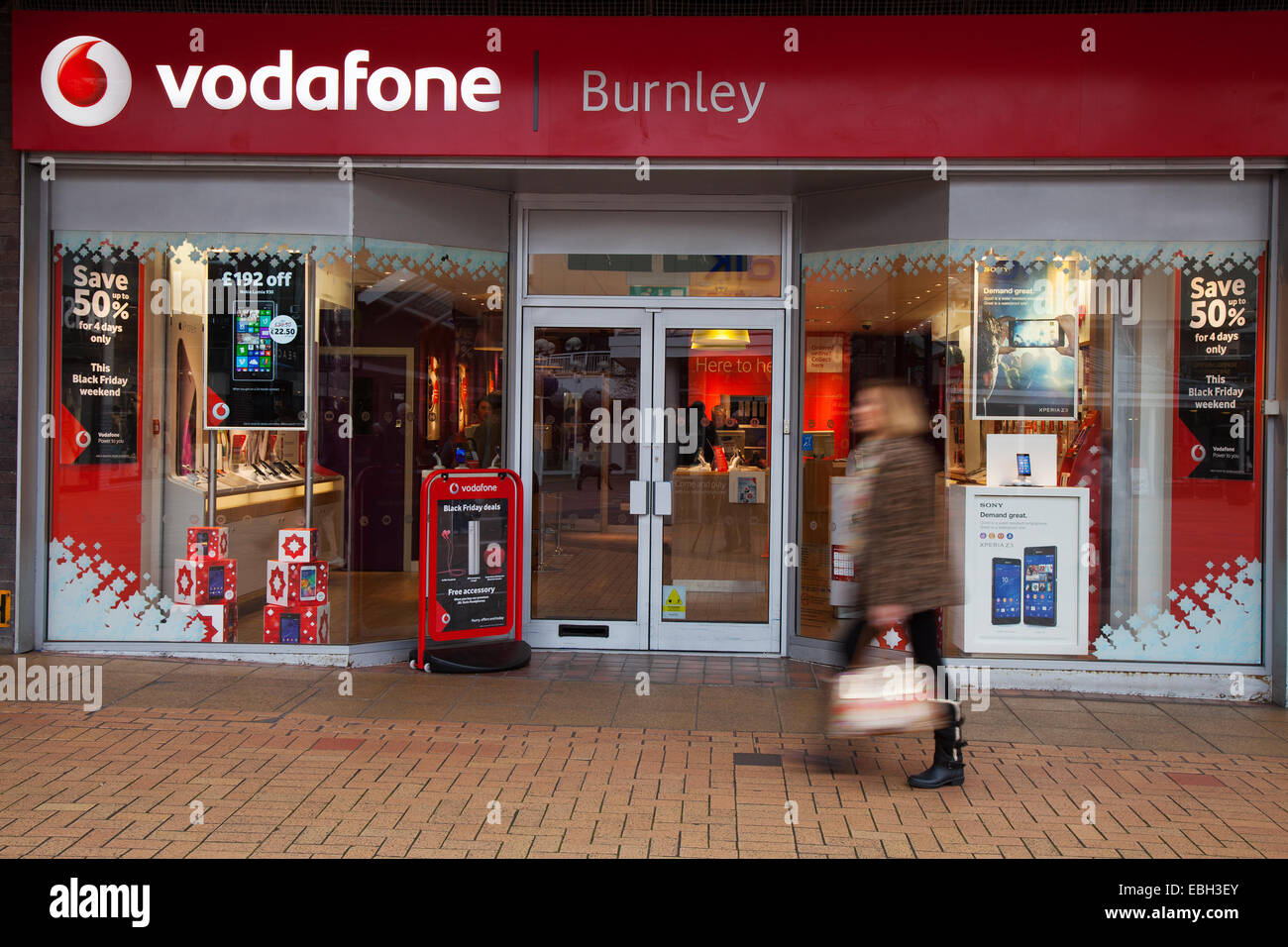 Burnley, Lancashire, UK, 1. Dezember 2014. Vodafone "sparen 5o % Rabatt  Black Freitag Wochenende letzte Tag abgezinst Pre-Weihnachtsgeschäft in der Charta Walk Shopping Centre. Stockfoto