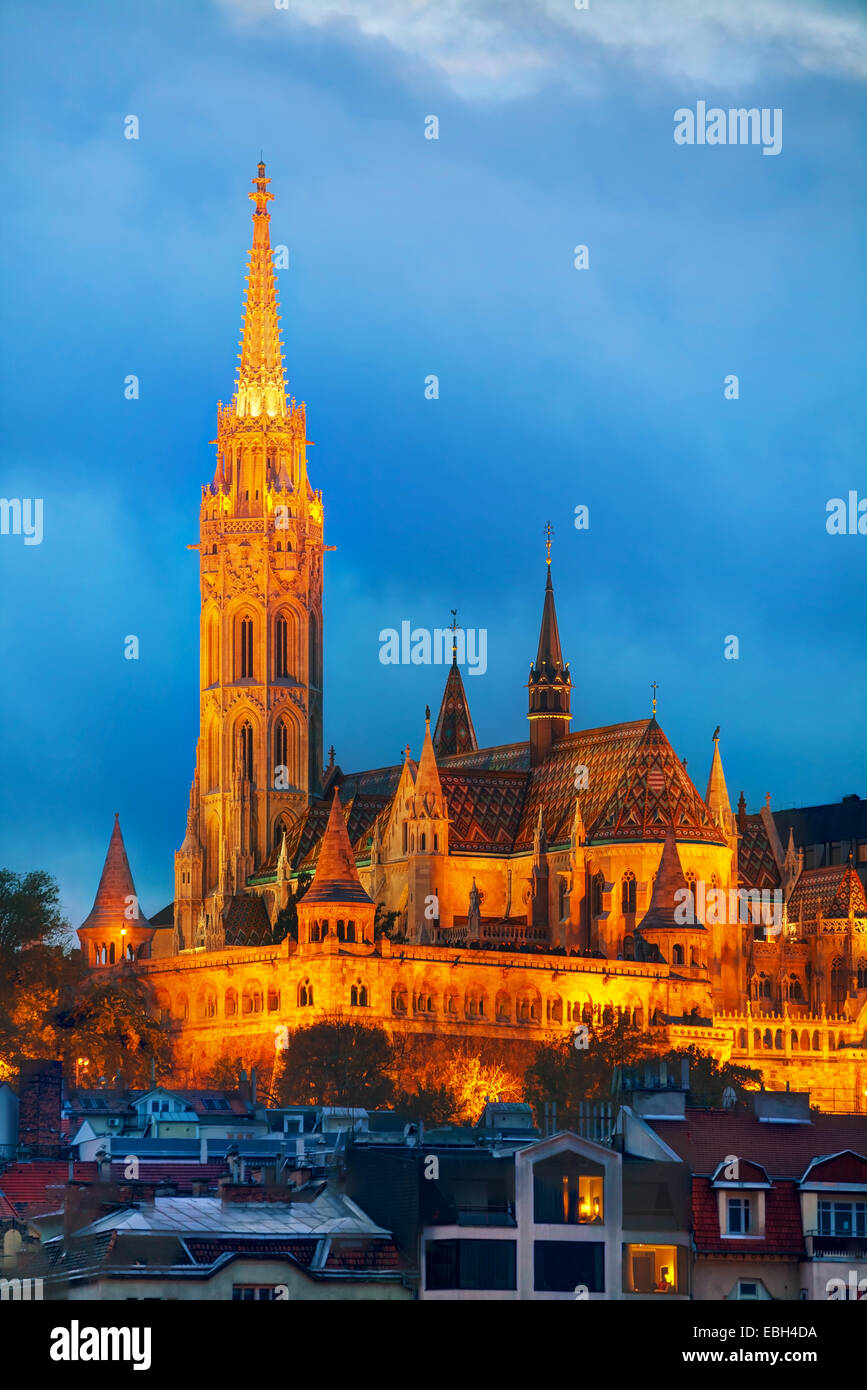 Matthiaskirche in Budapest, Ungarn in der Nacht Stockfoto