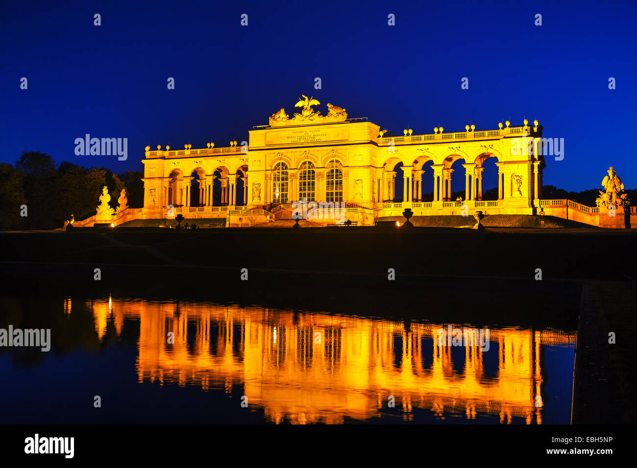 Wien - 19. Oktober: Gloriette Schönbrunn bei Sonnenuntergang mit Touristen am 19. Oktober 2014 in Wien. Es ist die größte Gloriette in V Stockfoto