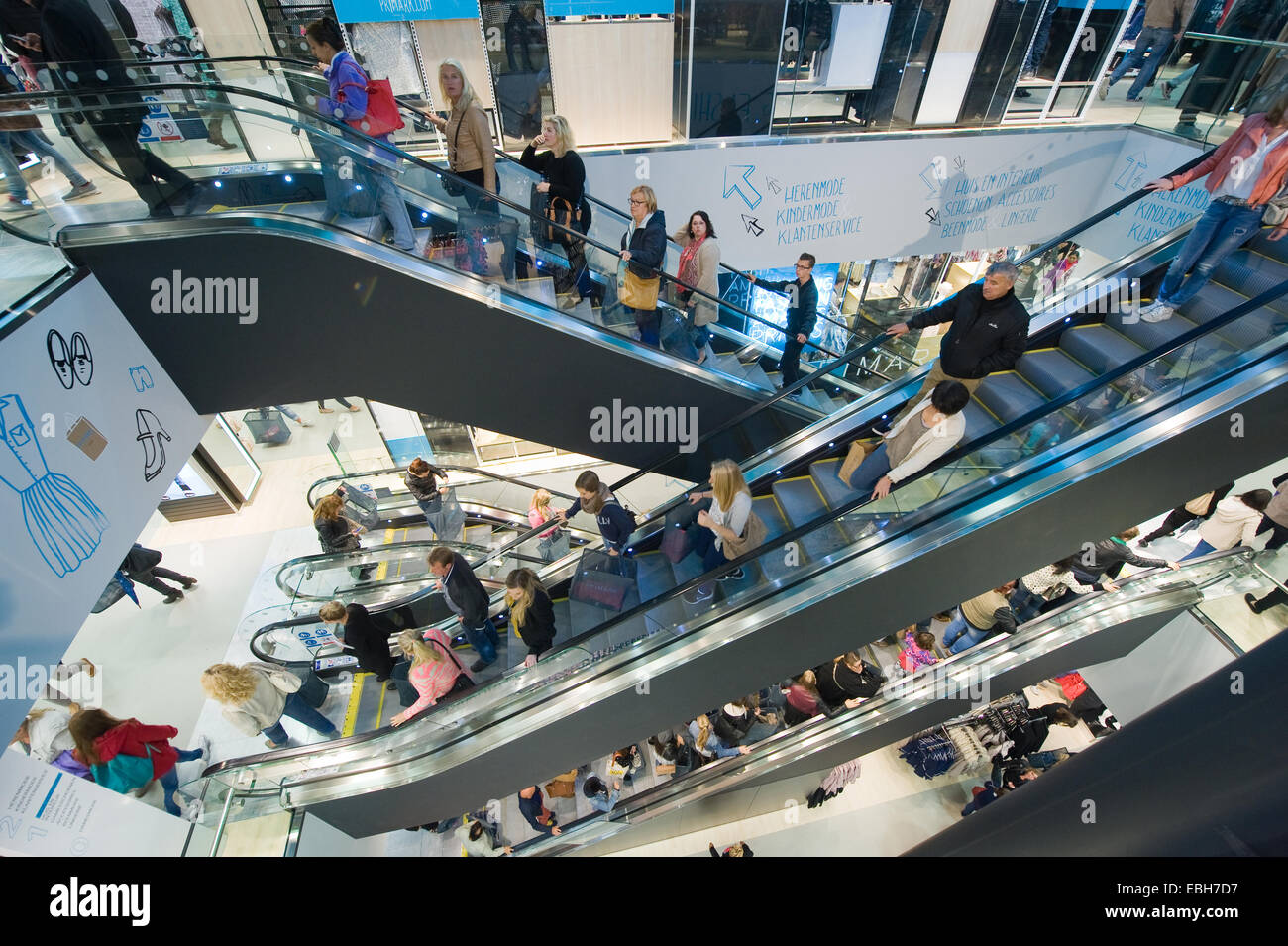 ENSCHEDE, Niederlande -AUG 19, 2014: Menschen sind am ersten Tag bei der Eröffnung in einen neuen Zweig der Lager Primark einkaufen Stockfoto