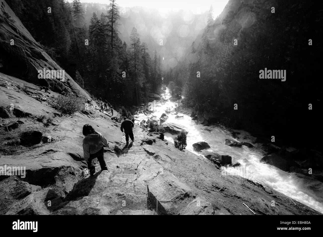 Wanderer bewegt sich Rock, Yosemite Nebel Trail, Vernal Falls, Yosemite-Nationalpark, Kalifornien, USA Stockfoto