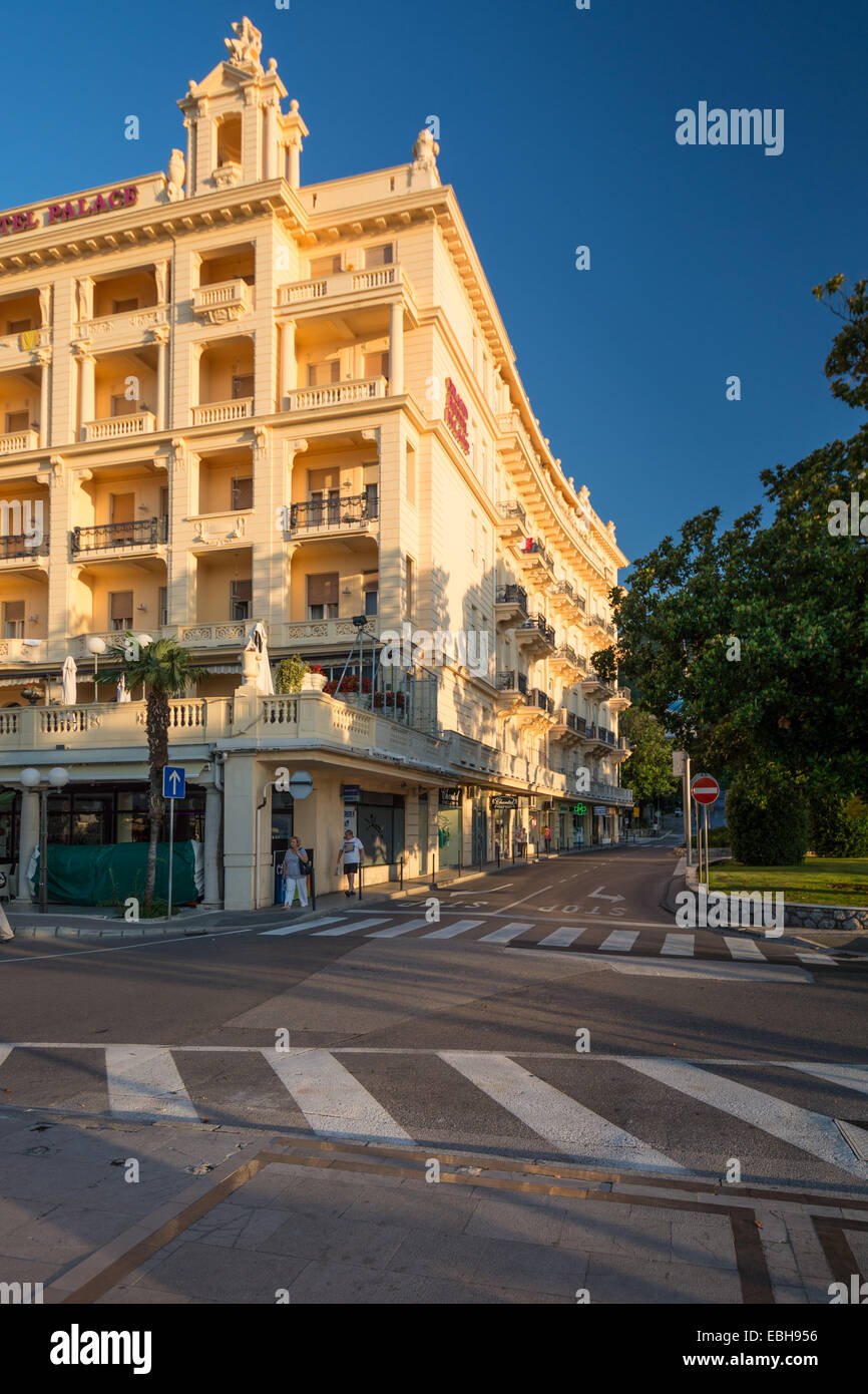 Hotel Palace ist ein einzigartiges Juwel in der Geschichte des Tourismus in Opatija. Umgeben von den malerischen Gassen im Zentrum von Opatij Stockfoto