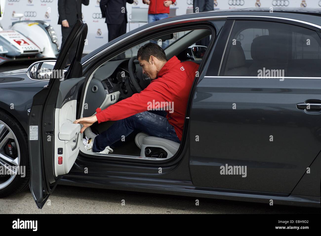Madrid Spanien. 1. Dezember 2014. Cristiano Ronaldo erhielt der Audi Neuwagen wahrend der Prasentation von Real Madrid Neuwagen made by Audi in Valdebebas am 1. Dezember 2014 in Madrid Spanien Credit ...