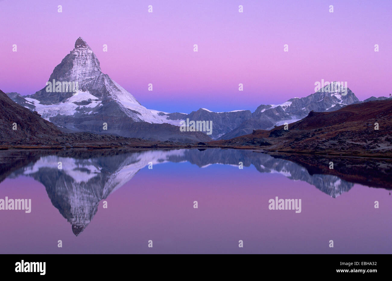 Matterhorn 4478 m (Mont Cervin, Le Cervin, Monte Cervino) Gegenwartsgesellschaft in See Riffel in der Morgendämmerung, Schweiz, Walliser Alpen, Sep 04. Stockfoto