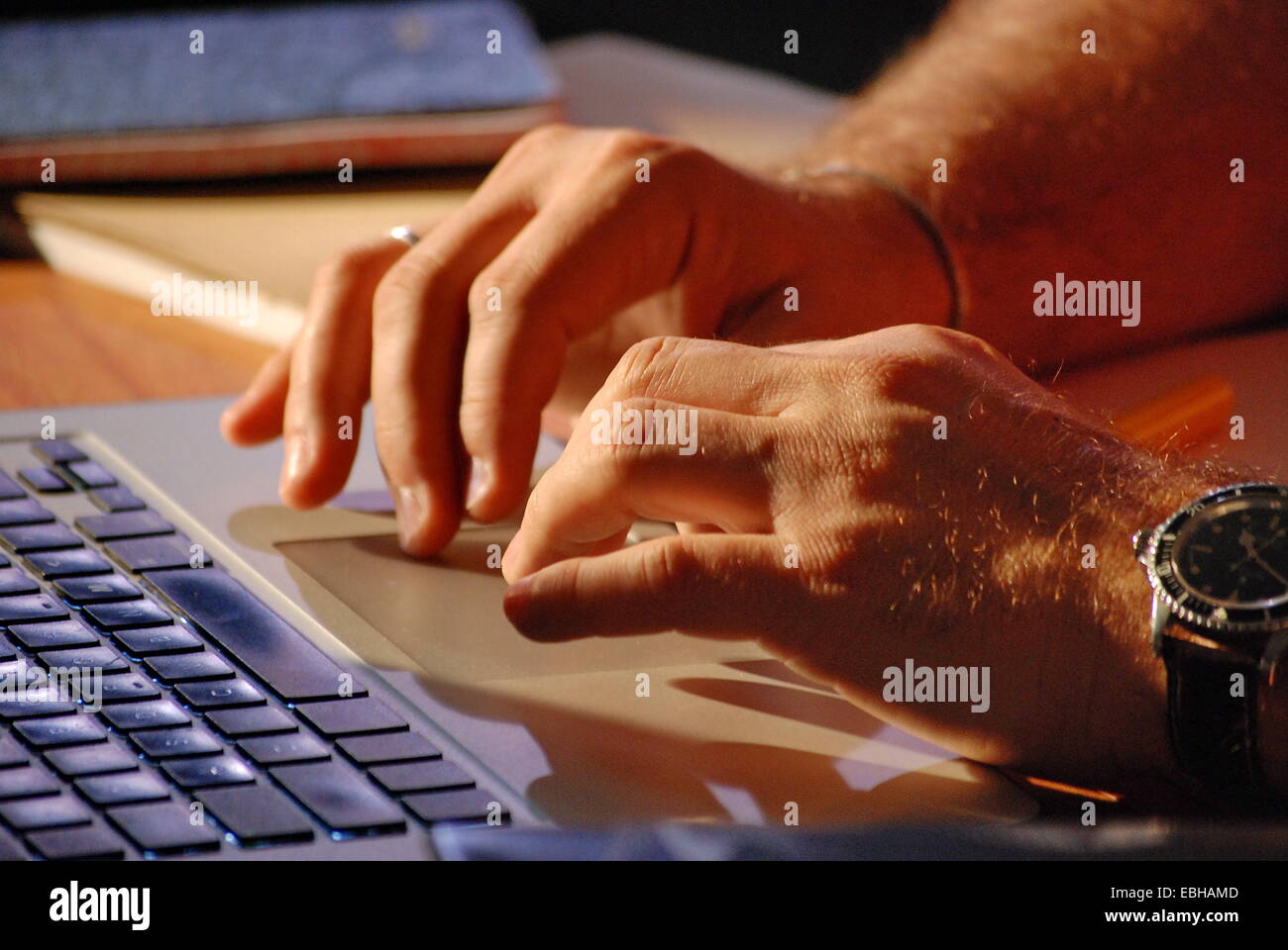 Männliche Hände Computer-Tastatur auf dem Schreibtisch Stockfoto