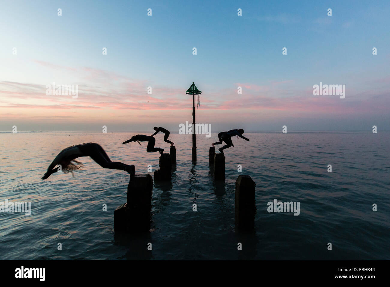Studenten von der University at Aberystwyth Schwimmen im Meer Sonnenuntergang Stockfoto