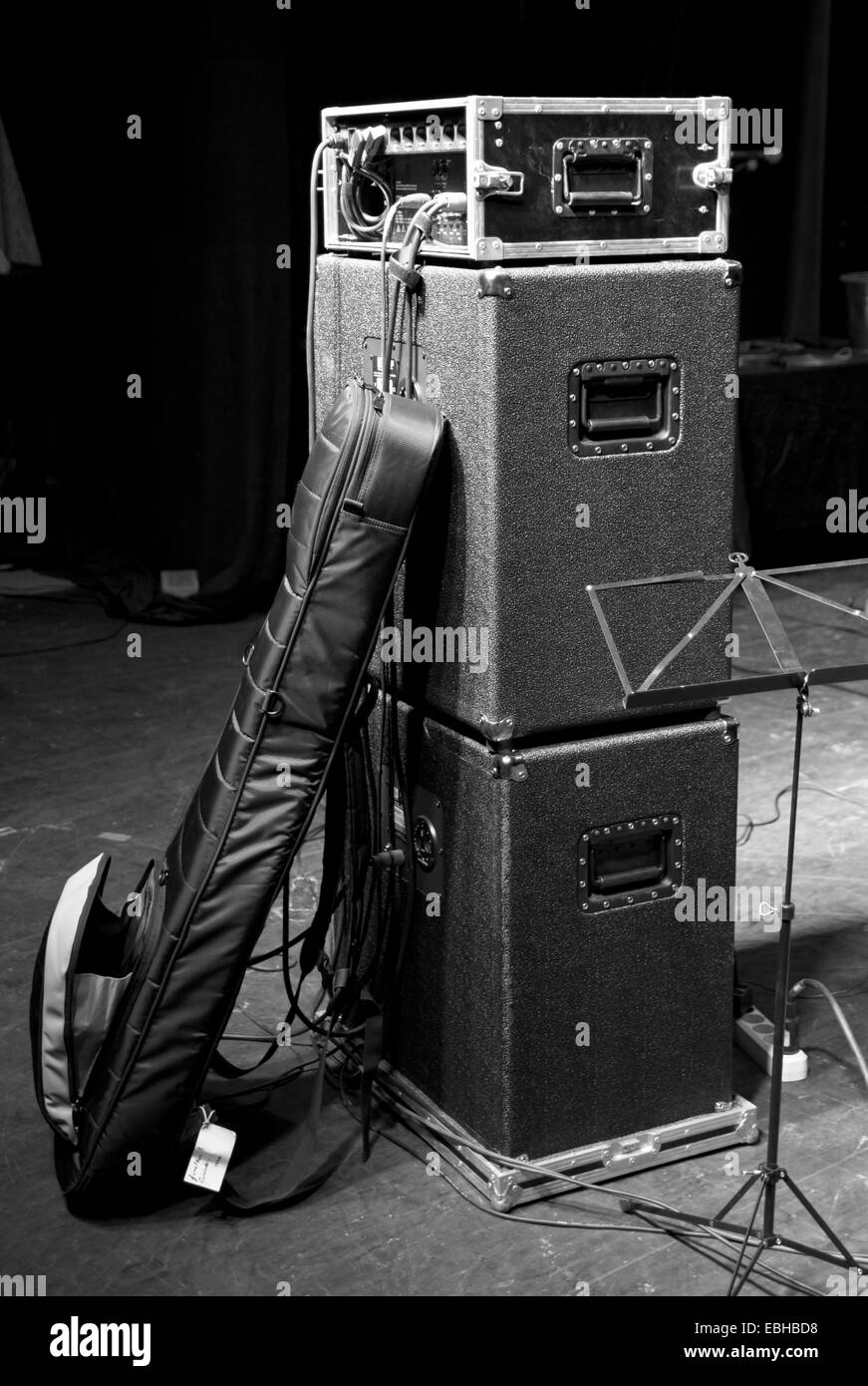 beleuchtete Bühne mit Gitarre Deckel, Verstärker und Lautsprecher. Musik-equipment Stockfoto