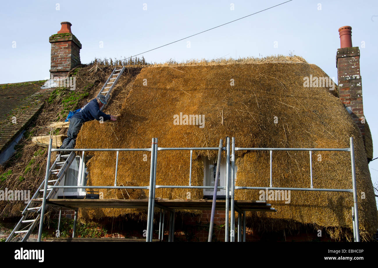 Ein Häuschen haben ein neues Reetdach, england Stockfoto