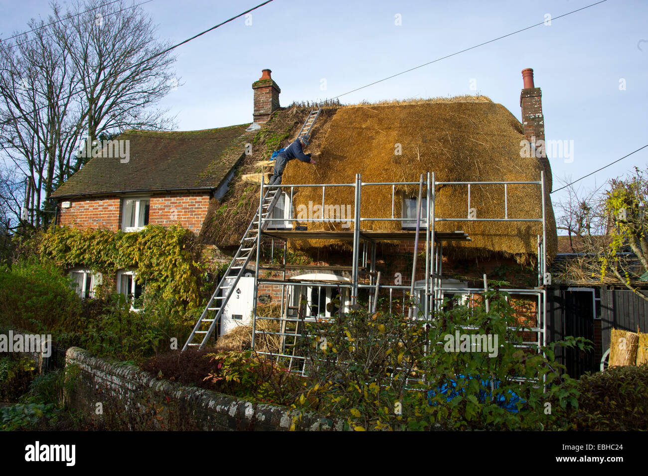 Ein Häuschen haben ein neues Reetdach, england Stockfoto