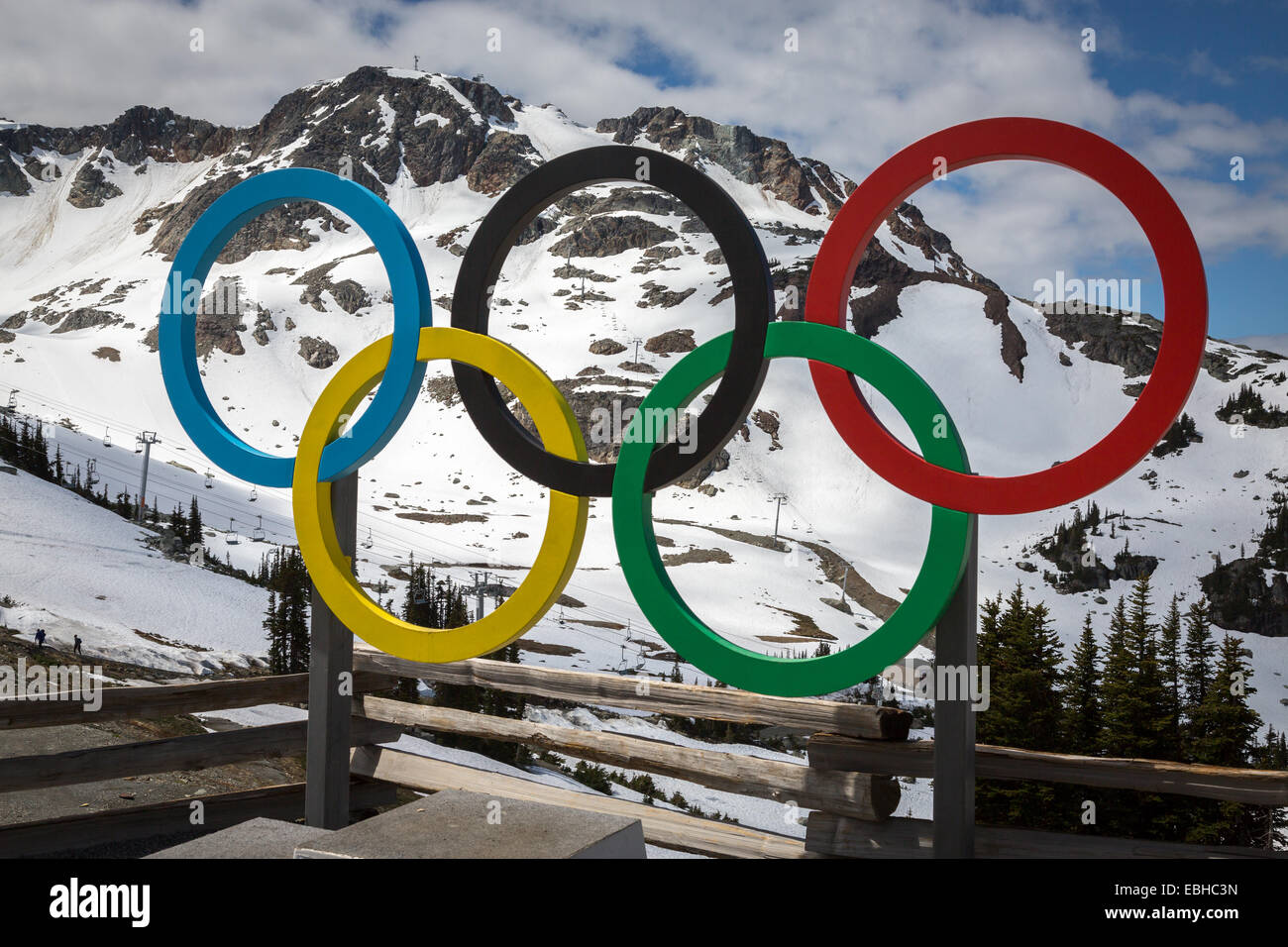 Whistler, Britisch-Kolumbien, Kanada, Nordamerika.  Olympische Ringe an der Ski-Station. Stockfoto