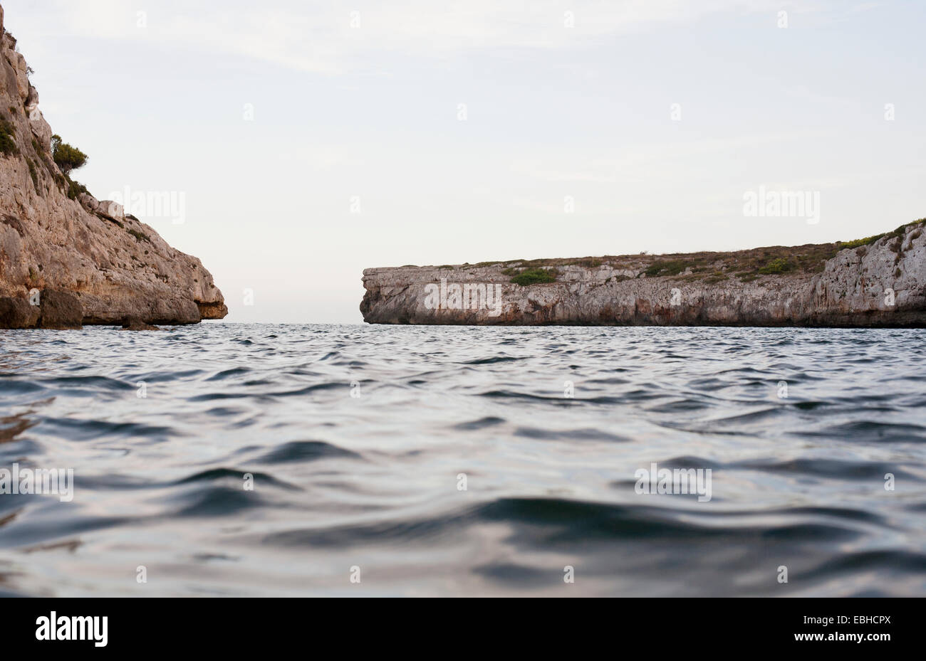 Blick auf Meer und Felsen, Cala Magraner, Mallorca, Spanien Stockfoto