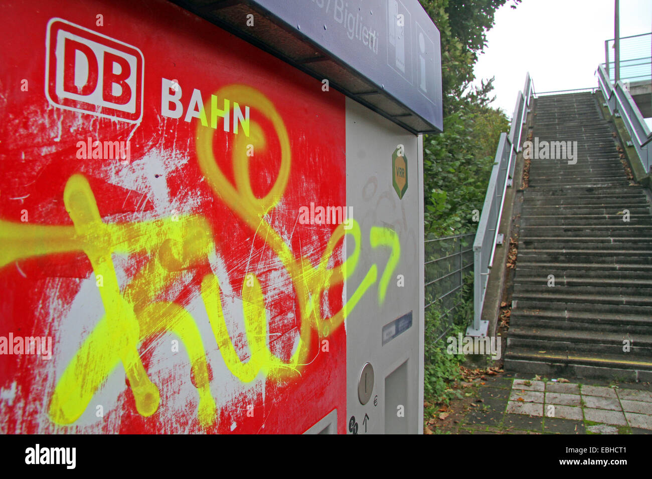 beschmieren am Automaten auf dem Bahnsteig, Deutschland Stockfoto