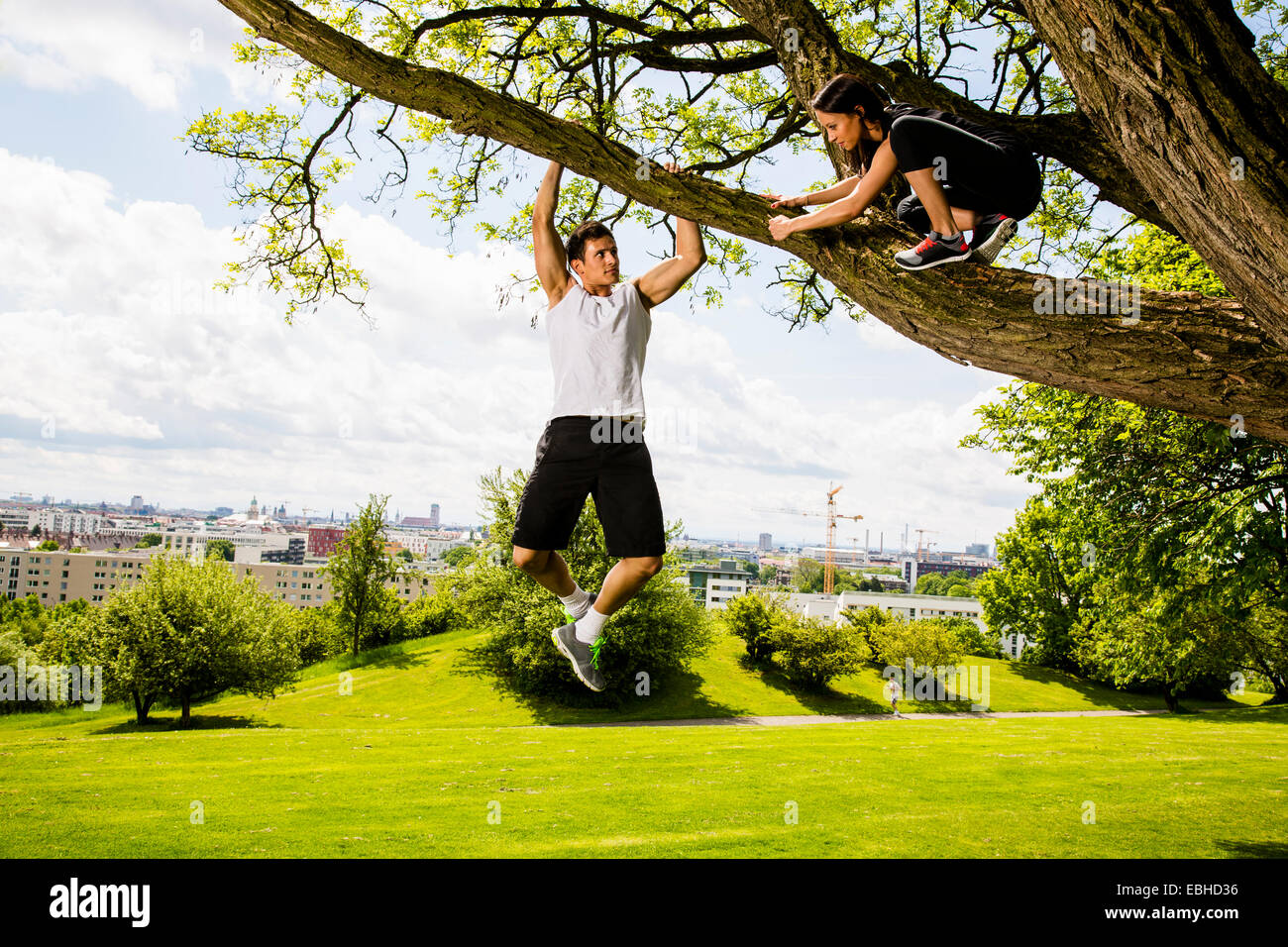 Personal Trainer dabei im freien Training in städtischen Platz, München, Bayern, Deutschland Stockfoto