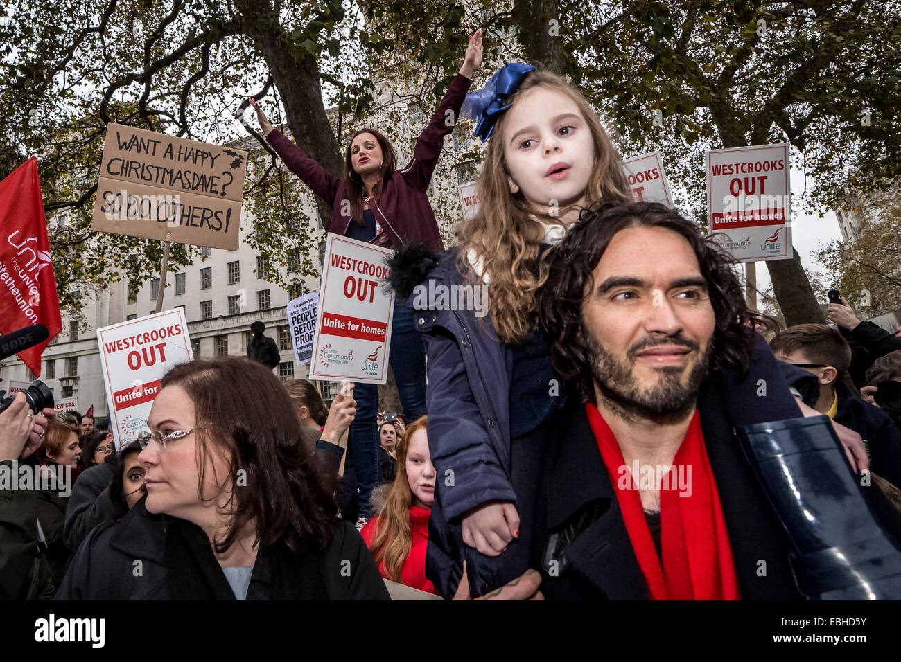 London, UK. 1. Dezember 2014.  Russell Brand verbindet neue Ära Estate Gehäuse Protest in London, Vereinigtes Königreich. Es wird berichtet, dass das US-Unternehmen Westbrook Partner, die die Siedlung besitzt, plant, vertreiben Tennants und anderweitig vermieten die Wohnungen zum vollen Marktwert. Bildnachweis: Guy Corbishley/Alamy Live-Nachrichten Stockfoto