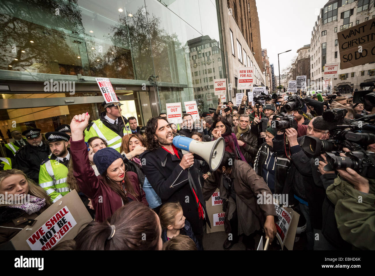 London, UK. 1. Dezember 2014.  Russell Brand verbindet neue Ära Estate Gehäuse Protest in London, Vereinigtes Königreich. Es wird berichtet, dass das US-Unternehmen Westbrook Partner, die die Siedlung besitzt, plant, vertreiben Tennants und anderweitig vermieten die Wohnungen zum vollen Marktwert. Bildnachweis: Guy Corbishley/Alamy Live-Nachrichten Stockfoto