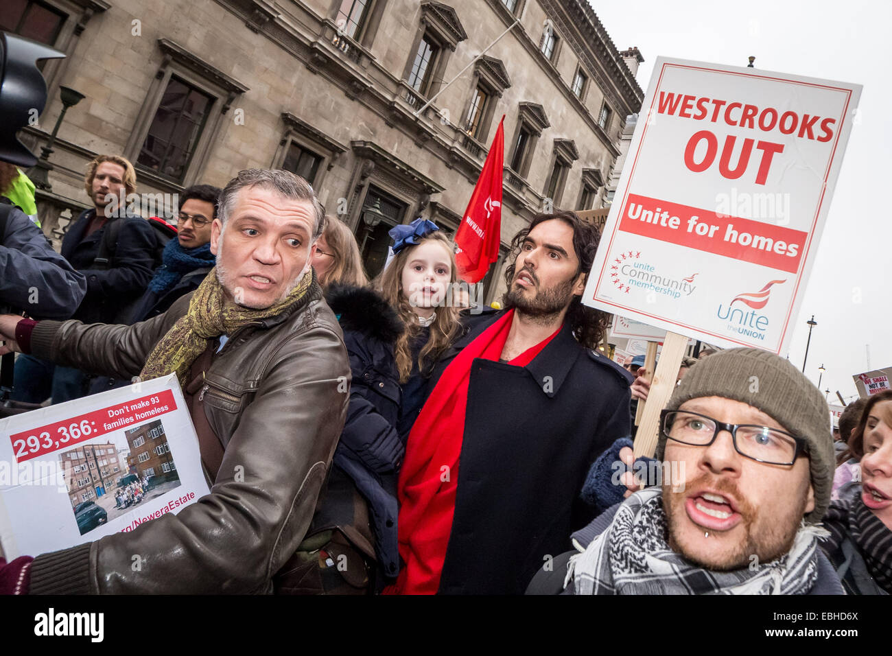 London, UK. 1. Dezember 2014.  Russell Brand verbindet neue Ära Estate Gehäuse Protest in London, Vereinigtes Königreich. Es wird berichtet, dass das US-Unternehmen Westbrook Partner, die die Siedlung besitzt, plant, vertreiben Tennants und anderweitig vermieten die Wohnungen zum vollen Marktwert. Bildnachweis: Guy Corbishley/Alamy Live-Nachrichten Stockfoto