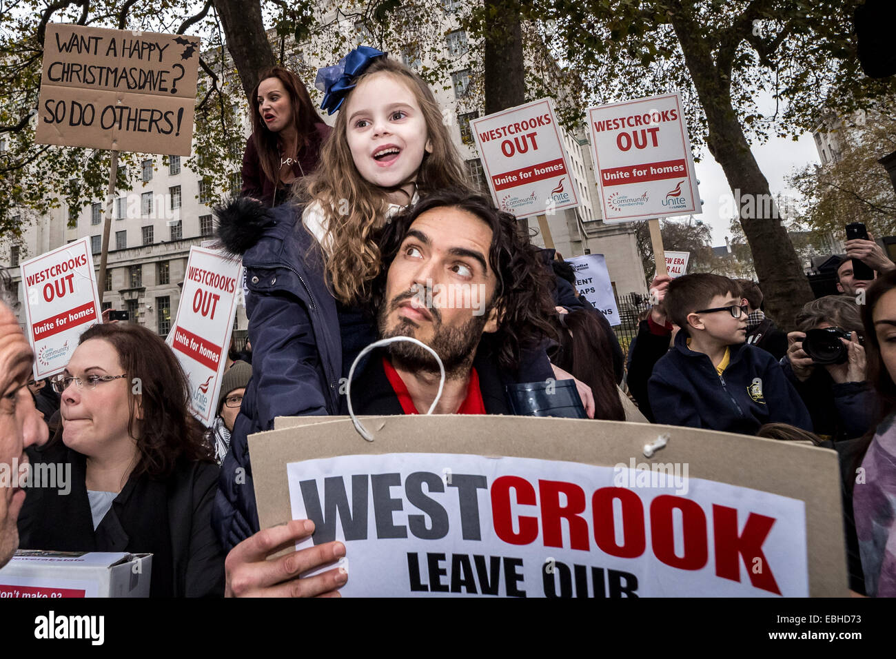 London, UK. 1. Dezember 2014.  Russell Brand verbindet neue Ära Estate Gehäuse Protest in London, Vereinigtes Königreich. Es wird berichtet, dass das US-Unternehmen Westbrook Partner, die die Siedlung besitzt, plant, vertreiben Tennants und anderweitig vermieten die Wohnungen zum vollen Marktwert. Bildnachweis: Guy Corbishley/Alamy Live-Nachrichten Stockfoto