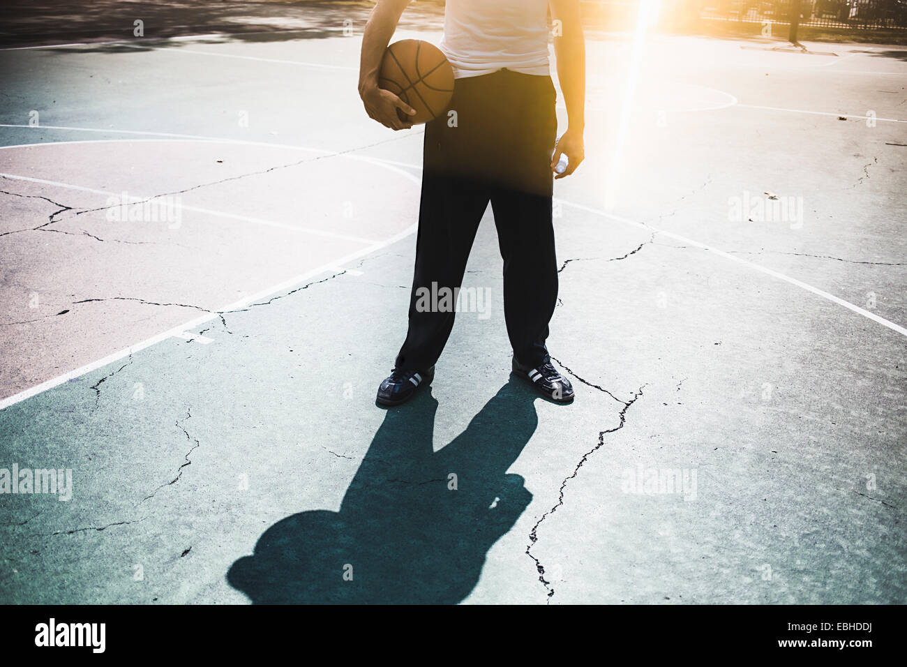 Hals abwärts Blick auf junge männliche Basketball mit ball Stockfoto
