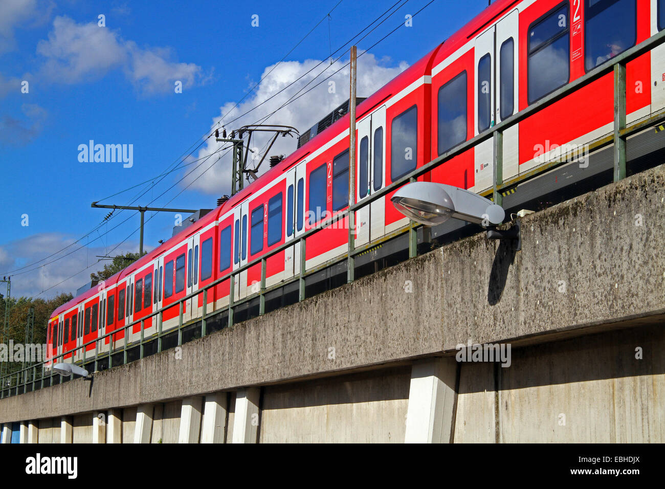 s-Bahn auf Betonwand, Deutschland Stockfoto