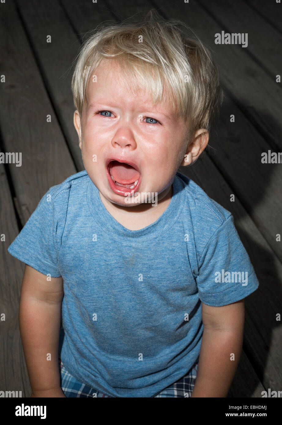 Jungen Weinen Stockfoto